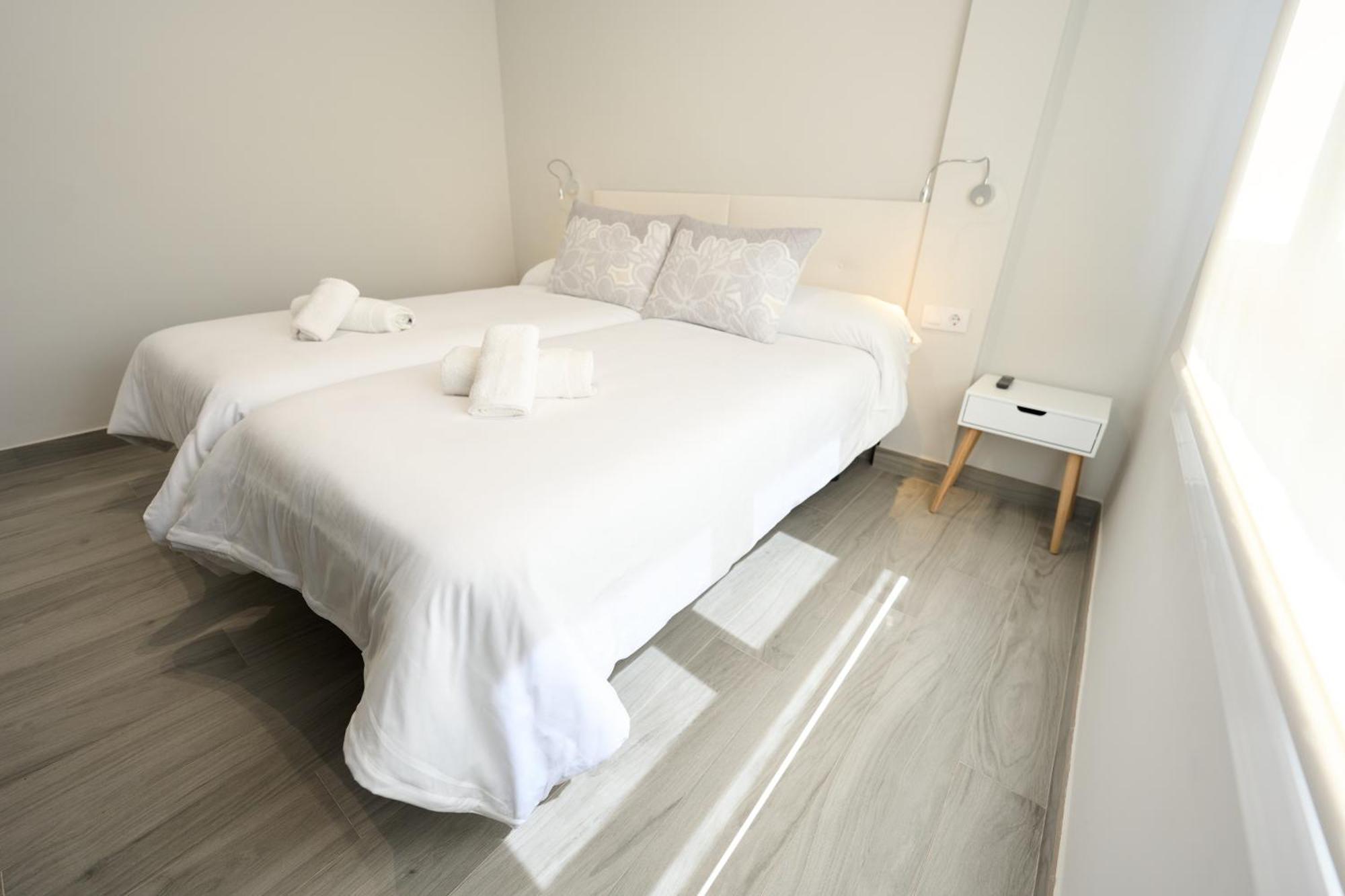 Paseo Maritimo - A Estrenar, A Pie De Playa, Con 2 Banos * Almería