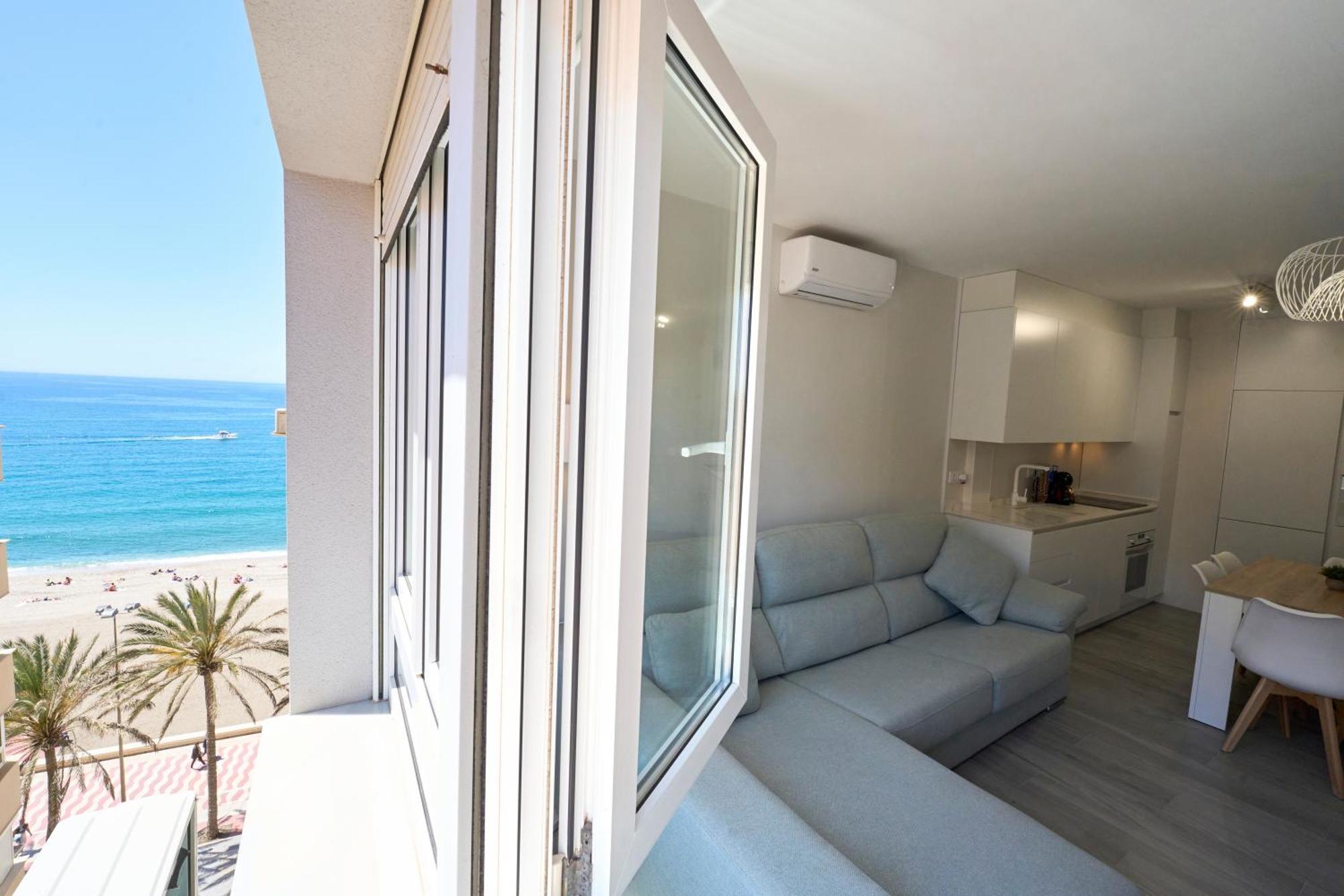 Paseo Maritimo - A Estrenar, A Pie De Playa, Con 2 Banos * Almería